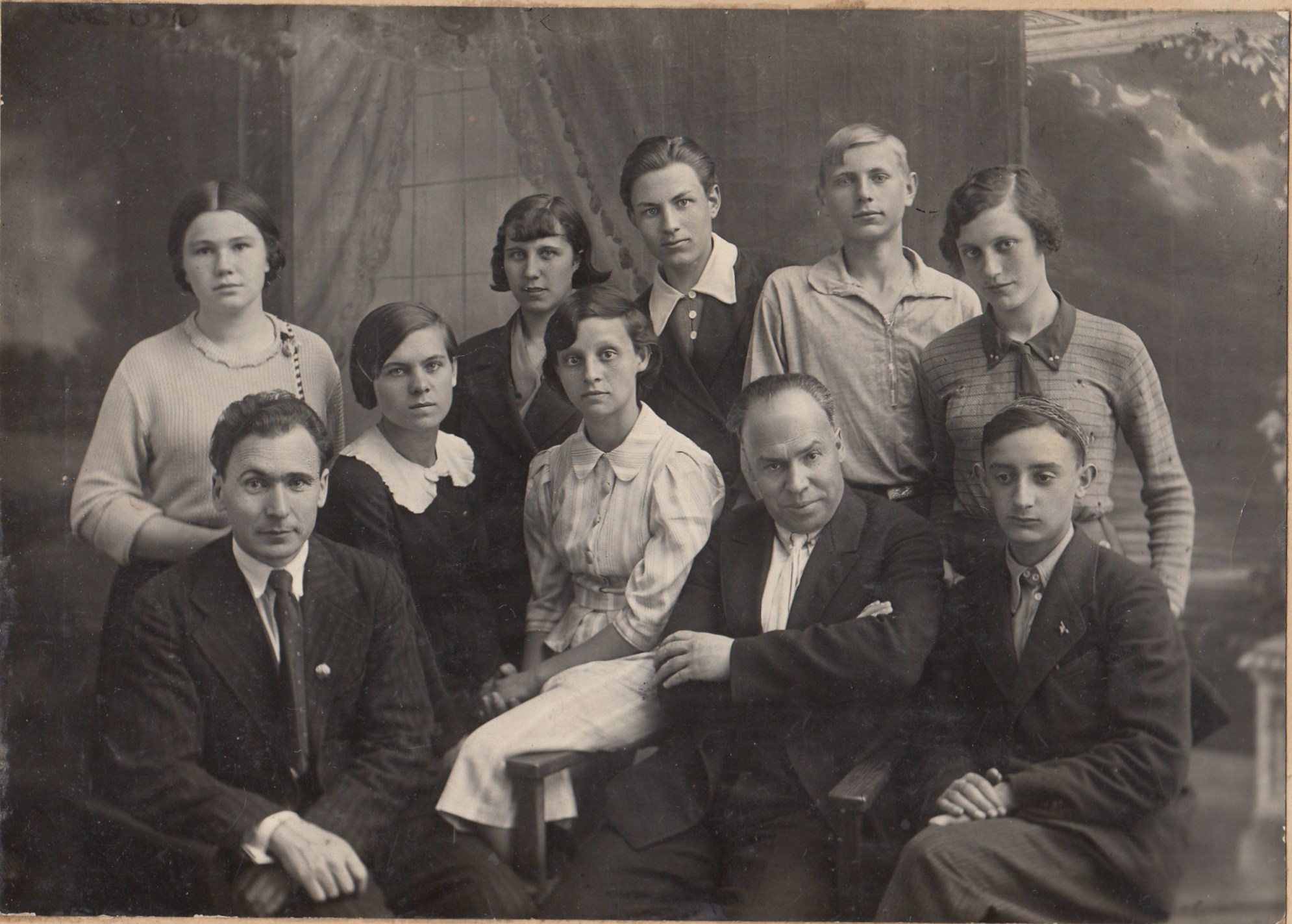 Студия Эльстона: слева Г.П. Патлис, –, –, Н.И. Коварский, И. Барк; стоят: В. Полунина, Г. Серпейко, А. Канищев, –, –,