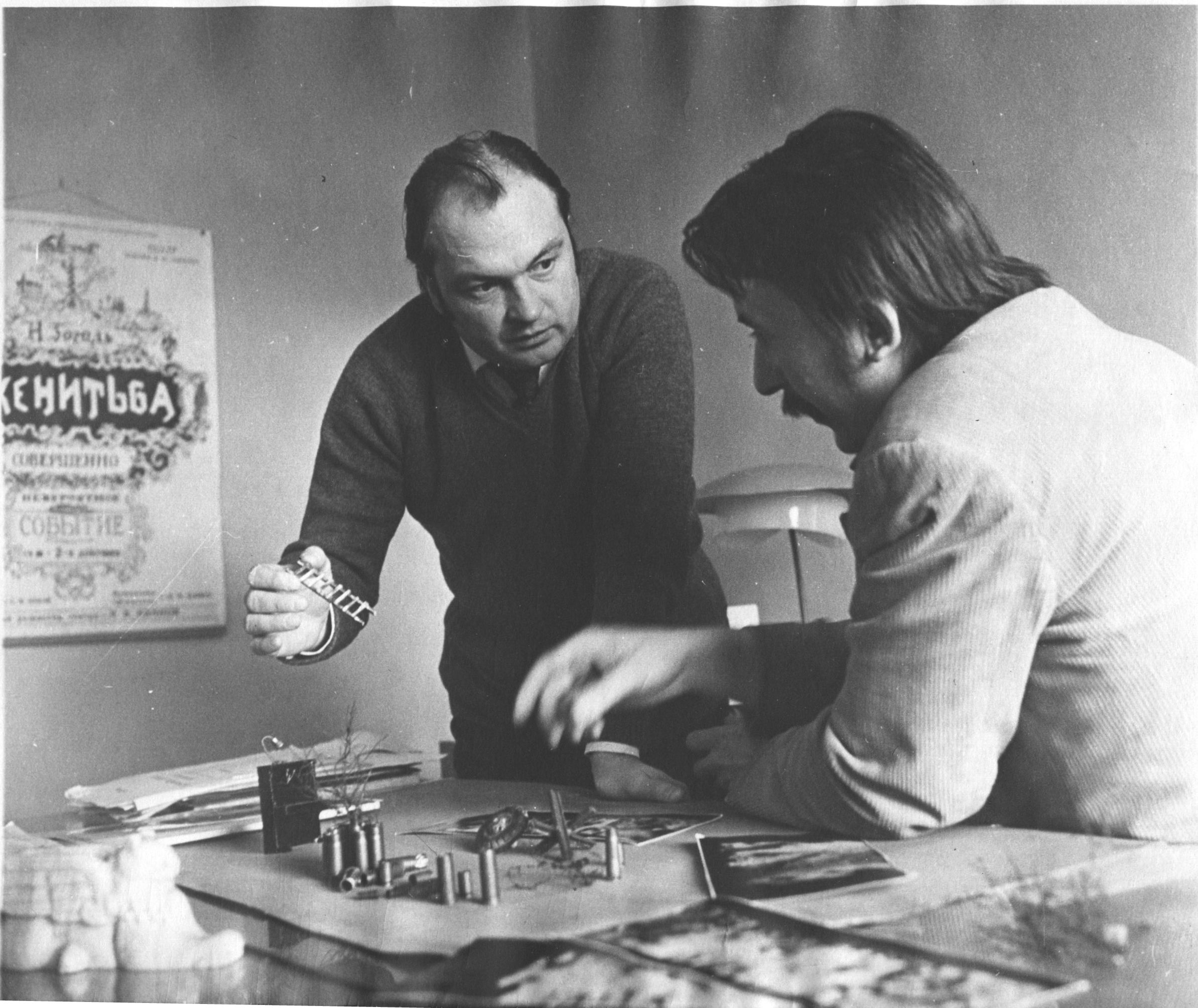 Режиссёр А. Иванов и художник А. Лакшин с макетом спектакля «Я всегда улыбаюсь».