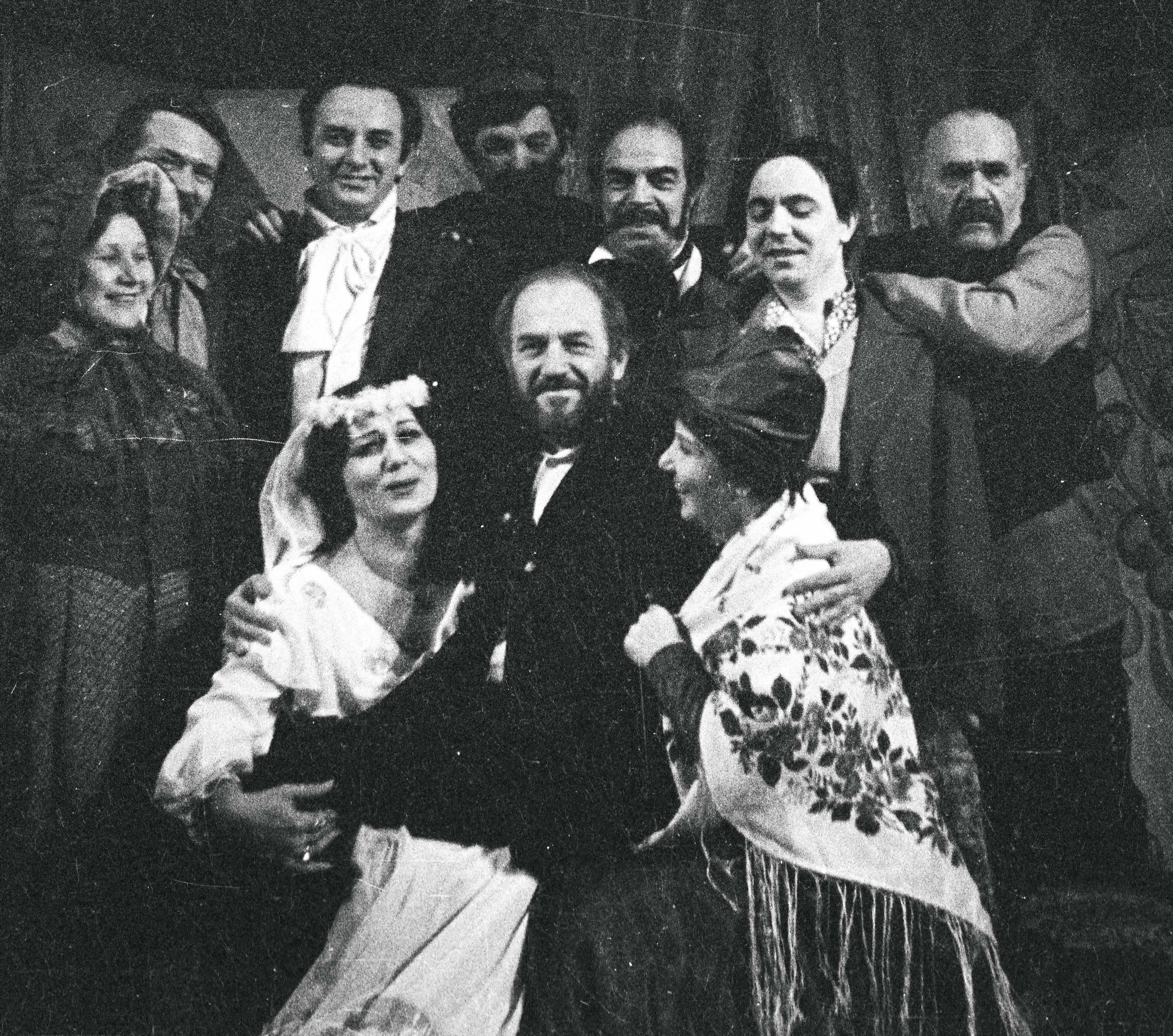 «Женитьба».  С. Соколова (Томилина), Лев Дуров, Л. Моденова; Т. Смирнова, М. Березин, В. Катушенко, В. Крюковский, А. Павлов, А. Качурин, П. Рязанцев.