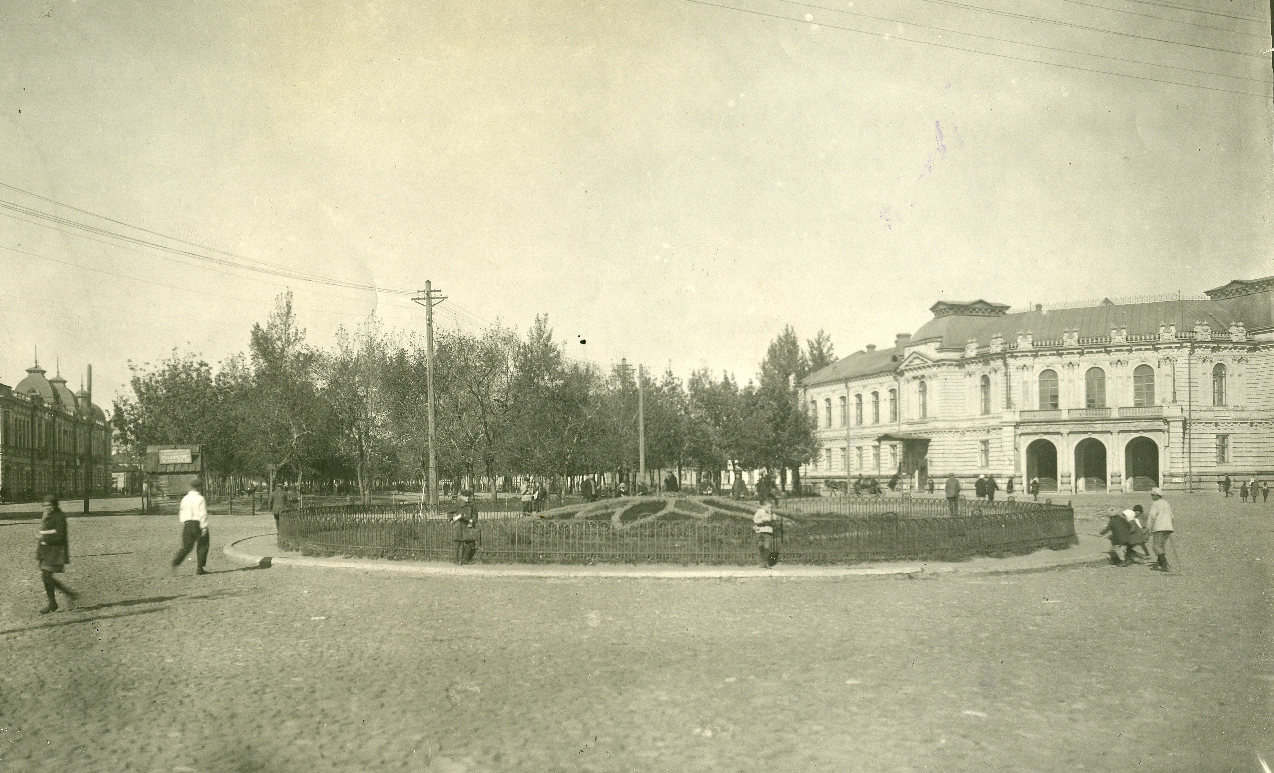 Площадь и Тамбовский областной драматический театр имени А.В. Луначарского
