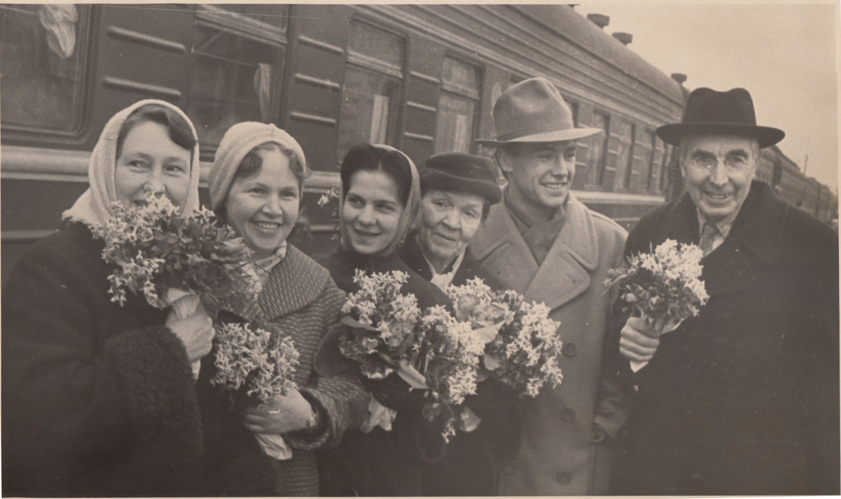 Возвращение с победой. М. Корнилова, К. Абашина, А. Александрова, М. Коварская, Г. Якунин, А. Кессельман.